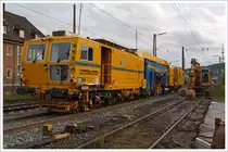 Im Einsatz am 20.10.2013 auf der KBS 440 (Ruhr-Sieg-Strecke) in Siegen-Geisweid beim B� 101 in km 100,713.
Die Plasser und Theurer Universalstopfmaschine (Nivellier-, Hebe-, Richt- und Stopfmaschinen) Unimat 09-475/4S (Schweres Nebenfahrzeug Nr. 99 80 9424 001-2) der DGU - Deutsche Gleisbau Union (Koblenz).  

Sie ist eine kombinierte Gleis- u. Weichenstopfmaschine und wurde 2011 unter der Fabriknummer 1358 gebaut.

Technische Daten:
Eigengewichtbetr�gt: 122,6 t
Anzahl der Achsen: 8
H�chstgeschwindigkeit bei Eigenfahrt: 100 km/h
L�nge �ber Puffer: 31.540mm
Kleinster befahrbarer Radius: 150 m
Anh�ngelast: 50 t
Zur Mitfahrt zul. Personen: 5
zugelassene Streckenklasse : D 4
