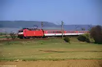 Am fr�hlingshaften 11. April 1991 rollt 120 135-9 mit EC 90  Prinz Eugen  nach Hamburg bei Mainbernheim durch die fr�nkische Landschaft.