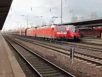 Berlin Sch�nefeld Flughafen am 30. Oktober 2013, auf Gleis 4 steht 442 328 / 828 als RB 14 in Richtung Senftenberg, im Hintergrund auf Gleis 6 steht ein RE 7 nach Nauen mal wieder mit einer BR 143.
Im Durchfahrtgleis f�hrt 185 153-4 mit 185 147-8 mit einem Ganzzug Kohlezug zum Personalwechsel ein. 

