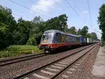 Moderne schwedische Traktion in Deutschland: Hectorrail 242 517'Fitzgerald' (vom Typ Siemens ES64U2 =Zweisystemtaurus) ist hier im Rheinland mit einem G�terzug unterwegs Richtung S�den.

2013-07-20 K�ln-D�nnwald 