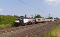 MRCE-Lok 182 530 (ES64U2-030) unterwegs mit HKX1805 (K�ln17:01-Hamburg Altona21:22).

2013-07-22 Langenfeld-Berghausen 