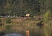 Herbst an der Saar - Heute kommt mal eine Lok in den Vordergrund, der nicht die Trainspotter dauernd auf den Versen sind.
Die kleinen Werkloks verrichten meist unbemerkt ihre doch so wichtige Arbeit.

Zwischen Bous und V�lklingen erstreckt sich neben der Bahnstrecke Saarbr�cken - Karthaus das Werksgel�nde von Saarstahl V�lkingen mit Rangierbahnhof (fr�her sogar mit Ablaufberg) und vielen Werkshallen.
Hier im  Nauweiler Gewann  befand sich auch die Feineisenwalzstra�e.

Henschel DH 500 Ca. wurde 1962 an die R�chlingschen Eisen- und Stahlwerke mit der Nummer 58 geliefert, sie tr�gt die Nummer heute noch.
Sie mu� ganz sch�n Brummen um den Brammenzug ins Brammenlager zu transportieren.

29.10.2013