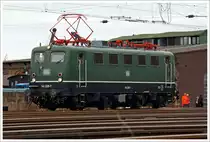 Die 141 228-7, ex E 41 228, am 28.04.2013 beim Eisenbahnmuseum Darmstadt-Kranichstein, sie ist eine Dauerleihgabe der DB-Regio AG ans Museum.
Sie hat kompl. NVR-Nummer 91 80 6141 228-7 D-DME.

Die E 41 wurde Henschel 1962 unter der Fabriknummer 30431 gebaut, die elektrische Ausrüstung ist von BBC.

Technische Daten:
Achsanordnung:   Bo´Bo´   
Dienstgewicht:  66,4 t   
Achslast: 16,6 t   
Höchstgeschwindigkeit (zul.):   120 Km/h   
Anfahrzugkraft aus Stillstand: 22 t   
Nennleistung:  2.400 kW (3.264 PS)   
Anzahl Fahrmotoren  4   
Antriebsart: Gummiringfeder mit einseitigem Stirnradgetriebe   
Länge über Puffer:  15.620 mm   
Drehzapfenabstand:   7.300 mm   
Achsstand in den Drehgestellen:  3.200 mm   
Kleinster befahrbarer Radius:  100 m   
Stromsystem:  Einphasen-Wechselstrom 15 000 V, 16 2/3 Hz   
 
Beschaffungskosten:  ca. 990.000,00 DM
Gebaute Anzahl: 451 Stück
Herstellerwerke (mechanischer Teil): Henschel, Krauss-Maffei, Krupp 
Herstellerwerke (elektrischer Teil): AEG, BBC, SSW 

Allgemeines zur E41


Die E-Lok-Baureihe 141 wurde für den Personenverkehr bestellt. Die BR 141 war die leichteste unter den Einheitsloks. Von der 141 wurden zwischen 1956 und 1971 insgesamt 451 Lokomotiven beschafft. Alle Lokomotiven besaßen eine Wendezugsteuerung. 
Beim Entwurf der E41 legte man großen Wert auf eine möglichst preiswerte Ausführung (im Vergleich zu den anderen Einheitslokomotiven), schließlich war eine große Bauserie geplant. Es gelang, die Beschaffungskosten etwa ein Drittel kostengünstiger zu halten als jene der Serien-E10 und E40.


Allgemeines zum Einheitselektrolokomotiv-Programm

Als Einheitselektrolokomotiven werden die Baureihen E10, E40, E41 und E50 (ab 1968 Baureihe 110, 140, 141 und 150), die die Deutschen Bundesbahn ab 1952 bis in die 1970er Jahre beschaffte. Dazu gehören natürlich auch die Unterbaureihen 112, 113, 114, 115 und 139. Um die Ersatzteilhaltung so niedrig wie möglich zu halten, haben die Baureihen untereinander viele gemeinsame Bauteile. Aus diesem Grund spricht man hier von Einheitsloks.

Eigentlich hatte der zuständige Fachausschuss der Deutschen Bundesbahn 1950 beschlossen zwei Grundtypen von Elektrolokomotiven mit weitgehend standardisierten Bauteilen zu beschaffen. Es sollten eine sechsachsige Güterzuglok auf Basis der Baureihe E 94 und eine vierachsige Mehrzwecklokomotive angelehnt an die Baureihe E 44 sein. Die Mehrzwecklok erhielt zunächst den Arbeitstitel E 46, wurde jedoch in E 10 umbenannt, nachdem sie durch Erhöhung der geforderten Höchstgeschwindigkeit formell eine Schnellzug-Lokomotive wurde. 

Das Versuchsprogramm ergab, dass zwei Typen von E-Loks nicht ausreichen würden, um allen Leistungsanforderungen gerecht zu werden. Das Typenprogramm wurde daher überarbeitet und enthielt in der neuen Fassung, angepasst auf ihr Leistungsgebiet, entstanden dann die folgenden Baureihen:

E10 - Schnellzuglok

E40 - Güterzuglok

E41 - Nahverkehrs- und leichte Güterzuglok

E50 - schwere GüterzuglokSchnellzuglok 

Folgende Unterbaureihen 112, 113, 114, 115 und 139 gehören auch zu den Einheitselektrolokomotiven.
Die BR 112 entstand aus der E 10.12,  diese hatten Henschel-Schnellfahrdrehgestellen und Getriebe für bis zu 160 km/h. Die nachfolgenden 20 Maschinen hatten nur modifizierte Seriendrehgestelle der 110, diese Loks wurden 1988 in die Baureihe 114 umgezeichnet. Die verbliebenen, mit den Henschel-Schnellfahrdrehgestellen ausgerüsteten Lokomotiven der Baureihe 112 wurden 1991 in die Baureihe 113 umgezeichnet.
Die BR 115 sind Loks der DB AutoZug, sie entstanden durch Umzeichnung von Lok der BR 110 und 112.

Baureihe 139 entstand 1968 durch das neue EDV-Nummernschema aus der E 40.11, diese haben eine elektrische Widerstandsbremse (die E 40 / BR 140 sind ohne elektrische Widerstandsbremse).

Die Baureihe 151 ist eine Ergänzung der Baureihe 150, um diese zu unterstützen. Da eine Neuentwickelung aber zu teuer geworden wäre, und zu lange gedauert hätte, hat man beschlossen Komponenten der Einheitslokomotiven zu verwenden. Auch bei der Baureihe 111 wurden 70% der Bauteile von den Einheitsloks verwendet, so kann man diese auch fast als Einheitslok bezeichnen, da sie in gewisser Weise artverwandt mit ihr ist.

Nicht als Einheitselektrolokomotiven sind die Mehrsystemlokomotiven der Baureihe E 320 (182), trotz starker äußerlicher Ähnlichkeiten mit diesen, als solche zu bezeichnen, da sie sich in nahezu allen Hauptbauteilen des elektrischen und des mechanischen Teils von diesen unterscheiden.
Auch nicht die Zweifrequenz-Versuchslok E 344 01 (183 001), sie hatte nur den Lokkasten auf Basis der E 41 (241). Die Drehgestelle, Brückenrahmen und Fahrmotoren stammen von ehemaligen E 244ern. Die an den Drehgestellen befindlichen Pufferbohlen verlieh der Maschine ein unverwechselbares Äußeres
