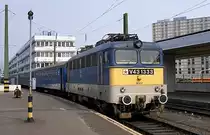 Im Bahnhof Budapest Deli Palyaudvar steht am 14.4.1989 die V 431333 abgeb�gelt vor einem Personenzug.