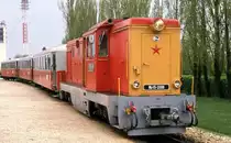 A 14.4.1989 trug die Diesellok Mk 45-2006 der Pioniereisenbahn in Budapest
noch den roten Stern an der Front. Hier steht sie vor einem Personenzug
abfahrbereit n. Szecheny Hegy.