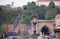 Am 14.4.1989 fuhr ich zum ersten Mal mit der Standseilbahn auf Budaer Seite
in Budapest hinauf auf den Burgberg.