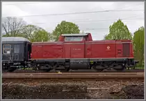 Die V 100 1200 (ex DB 211 200-1) der DGEG ist mit unserem Sonderzug am 28.04.2013 in Darmstadt-Kranichstein abgestellt,  wir  sind derweil im Eisenbahnmuseum Darmstadt-Kranichstein, von woraus ich die Aufnahme machen konnte.

Die V 100.10 wurde 1962 von Henschel unter der Fabriknummer 30549 gebaut, 1968 erfolgte die Umbezeichnung in 211 200-1, 1995 die Ausmusterung bei der DB. An die DGEG (Deutsche Gesellschaft f�r Eisenbahngeschichte e. V) wurde sie 1997 verkauft. 
Eingestellt ist sie von der Deutsche Museums-Eisenbahn GmbH in Darmstadt und hat die NVR-Nummer 92 80 1211 200-1 D-DME.
