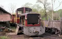 Am 15.4.1989 war ich zum ersten Mal im kleinen Schmalspur Depot in Gy�ngy�s.
Damals dachte ich, lange wird man hier nicht mehr fahren. Dann kam im wahrsten
Sinne des Wortes die Wende und auch diese Mk 48410 bekam ihr Leben verl�ngert.