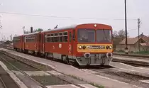 Bzmot 027 der MAV f�hrt am 15.4.1989 dreiteilig um 15.44 Uhr 
in Tiszaf�red ein.