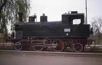 Diese 1B1 Tenderlok der MAV Nummer 275.120 stand am 15.4.1989 als 
Denkmal am Bahnhof in Tiszaf�red. Meines Wissens steht sie auch heute
noch dort.