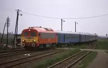 M 412185 f�hrt am 15.4.1989 um 16.13 Uhr mit einem Personenzug aus Debrecen in Tiszaf�red ein