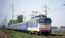 Am 16.4.1989 kam um 10.50 Uhr bei Kaba die V 431246 mit einem Schnellzug nach
Debrecen vorbei.