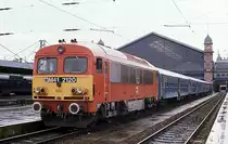 M 412120 steht am 17.4.1989 abfahrbereit vor einem Personenzug in Budapest
Nyugati Palyaudvar.