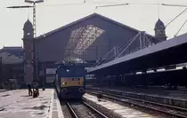 V 63045 steht am 17.4.1989 abfahrbereit vor einem Schnellzug im Bahnhof
Nyugati Palyaudvar in Budapest. Die markante Bahnsteighalle wurde �brigens auch von dem vom Bau des Eifelturm her bekannten Herrn Eifel gebaut bzw. konstruiert!
