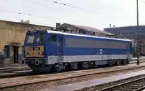 Im Jahr 1989 war die Baureihe V 63 gerade mal 14 Jahre alt also noch recht neu.
Sie war damals die st�rkste und gr��te Elektrolok der MAV in Ungarn. Die hier
von mir im Bahnhof Nyugati Palyaudvar in Budapest am 17.4.1989 fotografierte V 63049 trug nat�rlich zu dieser Zeit noch den �blichen roten Stern.