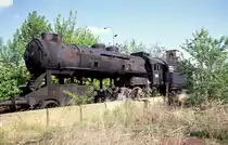 Am 18.4.1989 hatte ich die Gelegenheit in Budapest Ujpest das Depot zu besichtigen,
welches sp�ter zum gr��ten ungarischen Eisenbahnmuseum werden sollte. Damals traf ich dort gelinde gesagt auf eine riesige Ansammlung von viel Schrott Lokomtiven. Nicht alle konnten sp�ter ein Museum Leben erfahren und wurden wieder aufgearbeitet. So stand dort im Gr�nen auch die MAV 424.12 Dampflok schon ohne
Kuppelstangen und stark verrostet.