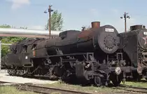 Eindeutig eine deutsche Hinterlassenschaft ist diese am 18.4.1989 im Depot
Budapest Ujpest von mir fotografierte sogenannten Kriegslokomotive.
Sie geh�rte einst der deutschen Reichsbahn Gesellschaft. Nach dem zweiten
Weltkrieg ging ihr Leben bei der MAV mit der Nummer 520074 weiter. Zum Zeitpunkt der Aufnahme war sie bereits f�r m�gliche Museum Zwecke zur�ck gestellt worden.