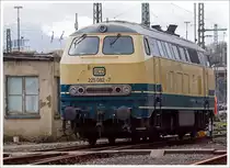 Die 225 082-7 der Aggerbahn (Andreas Voll e.K., Wiehl), ex DB 225 082-7, ex DB 215 082-9, steht am 09.11.2013 beim Siegener Lokschuppen. 

Die V 160 wurde 1971 bei MaK in Kiel unter der Fabriknummer 2000087 gebaut und als 215 082-9 an die DB geliefert. Im Jahr 2001 erfolgte der Umbau und Umbezeichnung in 225 082-7. Am 12.01.2009  erfolgte die z-Stellung und am 02.02.2012  die Ausmusterung  bei der DB. Über ALS - ALSTOM Lokomotiven Service GmbH in Stendal kam sie dann im Frühjahr 2013 zur Aggerbahn, sie hat die NVR-Nummer 92 80 1225 082-7 D-AVOLL).

Technische Daten der Lok:
Achsformel:  B'B'
Spurweite:  1.435 mm
Länge:  16.400 mm
Drehzapfenabstand:  8.600 mm
Drehgestellachsstand:  2.800 mm
Gesamtradstand: 11.400 mm
Gewicht: 79 Tonnen
Radsatzfahrmasse:  20,0 Tonnen
Höchstgeschwindigkeit: 140 km/h (90 km/h im Rangiergang) Motorentyp: MTU MA12V956TB11
Motorart: V 12 Zylinder-Dieselmotor mit Abgasturboaufladung und Ladeluftkühlung
Hubraum: 11,47 Liter (956 cl / Zylinder)
Dauerleistung: 2.059 kW (2.800PS) 
Nenndrehzahl: 1500 min-1
Leistungsübertragung: hydraulisch 
Tankinhalte: 3.050 l (Kraftstoff) / 2.850 l (Wasser) / 690 l (Heizöl) / 320 kg Sand
Zugsicherung:  PZB 90

