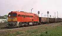M 62226 f�hrt am 19.4.1989, also noch zu kommunistischer Zeit, mit einem
G�terzug aus dem Bahnhof Labatlan in Richtung Komarom aus.