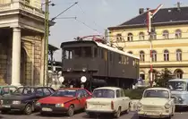 Am 21.4.1994 stand die Elektrolok V 63010 noch auf dem Denkmal Sockel am
Budapester Bahnhof Keleti Palyaudvar. Sp�ter holte man sie von dort herunter
und sie  lebte  weiter im gro�en ungarischen Eisenbahn Museum in Budapest
Ujpest.