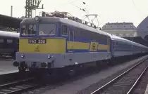 Die GYSEV Elektrolok V 43326 bespannte am 21.4.1994 um 14.55 Uhr diesen 
Schnellzug im Budapester Bahnhof Keleti Palyaudvar.