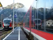 Spiegelei in Pfronten. 642 084 nach Kempten und 642 ??? nach Reutte in Tirol am 30.10.2013.