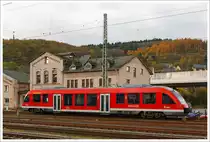 Vor dem Geb�ude der ehemaligen Lokleitung in Siegen ist am 09.11.2013 der Dieseltriebwagen 640 012-0 (9580 0 640 012-0 D-DB ABp) ein Alstom Coradia LINT 27 der DreiL�nderBahn abgestellt.

Der LINT (Leichter Innovativer Nahverkehrstriebwagen) war eine Entwicklung von Linke-Hofmann-Busch (LHB) in Salzgitter. Diese wurde 1994/1995 vom franz�sischen GEC-Alstom-Konzern �bernommen, wo der LINT innerhalb der CORADIA-Familie vermarktet wird, wobei sie immer noch in Salzgitter gebaut werden.

Dieser einteilige VT wird von einem MTU 6R183TD13H Dieselmotor mit 315 kW (428 PS) Leistung �ber Kardanwelle und Achsgetriebe angetrieben.

�brigens die Typenbezeichnung 27 stammt von der gerundeten L�nge von 27,21 m.

Weitere Technische Daten:
Achsfolge:  B’2’
Eigengewicht: 41 t
L�nge �ber Kupplung: 27.210 mm
H�chstgeschwindigkeit: 120 km/h