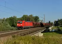 185 351 mit einem G�terzug am 17.08.2013 auf der Isarbr�cke bei Plattling.