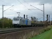 Eine unbekannte Rurtalbahn 185 f�hrt am 29.10.13 mit einer LTE 185 im Schlepp & einem G�terzug durch das Leinetal Richtung S�den. 
Festgehalten kurz hinter dem Bahnhof Elze (Han).