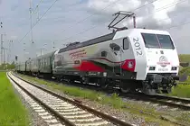 Mittlerweile in Press blau fahrende  Fleischmann  Lok hier im Mai als Schlusslok auf der Fahrt durch den Bahnhof Anklam in Richtung Stralsund. Von dort fuhr der Zug zum Bahnhofsfest nach Putbus. Aufgenommen vom Ende des Bahnsteigs 1 - 11.05.2013
