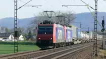 482 031-2 mit einer Zweiten 482 vor einem G�terzug hinter Weinheim Richtung Basel am 07.04.2010.