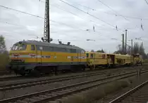 Ein Bauzug wartet in Coswig (Sachsen) auf neue Aufgaben. 11.11.2013 13:48 Uhr