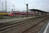 Blick vom neuen  Bahnsteig 1/2 auf den unsanierten Bahnsteig 3/4 in Coswig (Sachsen) Am ebenfalls unsanierten Bahnsteig 5  h�lt ein Talent Richtung Cottbus.
11.11.2013 13:37 Uhr.