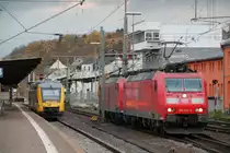 Hier stehen 185 122 und 185 099 neben einem unbekannt gebliebenen Lint 41 der HLB am 10.11.13 in Limburg.