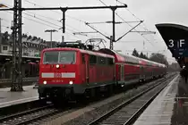 Am Mittag des 10.11.2013 stand bei str�menden Regen 111 062-6  Neuenburg (Baden)  au�erplanm��ig mit RE 5341 (Offenburg - Basel SBB) auf Gleis 4 des Freiburger Hbf und wartet auf die Abfahrt gen S�den.