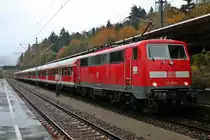 Am 10.11.2013 stand die Stuttgart 111 161-6 mit dem Fu�ball-Sonderzug RE 19000 (Stuttgart Hbf - Kirchzarten) im Bahnhof von Freiburg Wiehre, da der Block vor dem Bahnhof noch mit einem Zug besetzt war.  An diesem Tag spielte der SC Freiburg gegen den Vfl Stuttgart, weswegen der Zug verkehrte.