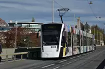 Be 6/8 mit der Betriebsnummer 670 und der neuen Westside Vollwerbung auf der Kornhausbr�cke auf der Linie 9. Die Aufnahme stammt vom 08.11.2013.