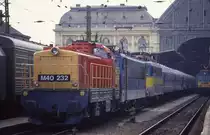 Gleich drei Lokomotiven und ein Russen Wagen sind auf diesem Foto 
zu sehen, welches ich am 21.4.1994 im Budapester Bahnhof Keleti Palyaudvar
schoss. M 40232 war an diesem Tag im Verschub eingesetzt.