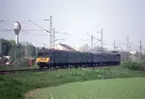 Ein Wendezug Richtung Budapest, geschoben von der Universal Elektrolok
V 43, war am 22.4.1994 bei Labatlan um 11.33 Uhr unterwegs.