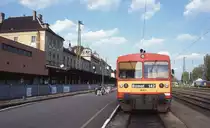 Bzmot 142 steht am 21.4.1998 am Bahnsteig im Hauptbahnhof der 
ungarischen Stadt Pecs.