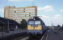 V 431072 steht abfahrbereit mit einem Schnellzug
am 21.4.1998 um 16.48 Uhr im Hauptbahnhof Pecs.