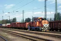 Pecs am 21.4.1998: M 431105 rangiert G�terwagen im Hauptbahnhof.