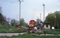 Grenzbahnhof Villany in Ungarn am 22.4.1999.
Ein Mini Traktor h�lt am westlichen Bahn�bergang, um
die rangierende M 471072 passieren zu lassen.
