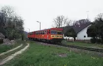 Am Ortsrand von Villany ist Bzmot 142 am 22.4.1999 um 13.42 Uhr in Richtung 
Pecs unterwegs.