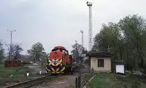 Villany prangt in gro�en Buchstaben am in der westlichen Einfahrt
des Bahnhof gelegenen Stellwerkh�uschen. Am 22.4.1999 erledigt M 471072 
gerade Rangieraufgaben.