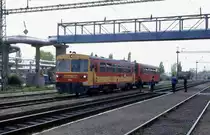 Pecs K�lvarosz: Bzmot 369 h�lt um 11.00 Uhr am Bahnsteig.