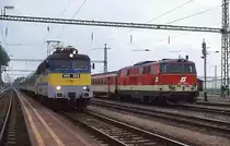 GySEV V 43322 und �BB Diesellok 2143.073 stehen am 14.5.1999 vor 
Regionalz�gen im ungarischen Bahnhof F�rteszentmiklos.