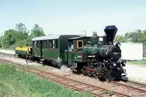 In Szilvasvarad steht am 8.5.2000 die kleine C Tenderlok 694.057 mit ihrem Sonderzug
f�r unsere IPA Gruppe bereit. Die Sonderfahrt wurde von mir am 8.5.2000
organisiert. Obwohl es nur ein kurzer Zug mit zwei Wagen war, so war er
doch f�r die kleine Maschine zu schwer. Wir blieben sp�ter in der Steigung
der Waldbahn liegen.Die kleine Dampflok war einfach zu leicht und schleuderte st�ndig. Wir wurden schlie�lich von dem nachfolgenden Personenzug mit einer Mk 48 nachgeschoben.Das war insbesondere f�r die Mitfahrer in dem hinteren offenen Sommerwagen ein besonderes Erlebnis und war sicher ein seltenes Ereignis.  
