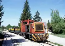 In Szilvasvarad steht am 8.5.2000 Diesellok Mk 48.404 mit einem Sommerzug
f�r die n�chsten Touristen bereit. Die Strecke hinauf in die Berge ist 
5 km lang und es wird auf 760 mm Spur gefahren.