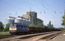 V 431042 wartet in dem Ausweichgleis des Bahnhof Mez�k�vesd am 27.3.2003
um 9.50 Uhr auf die �berholung durch einen nachfolgenden IC nach Miskolc.